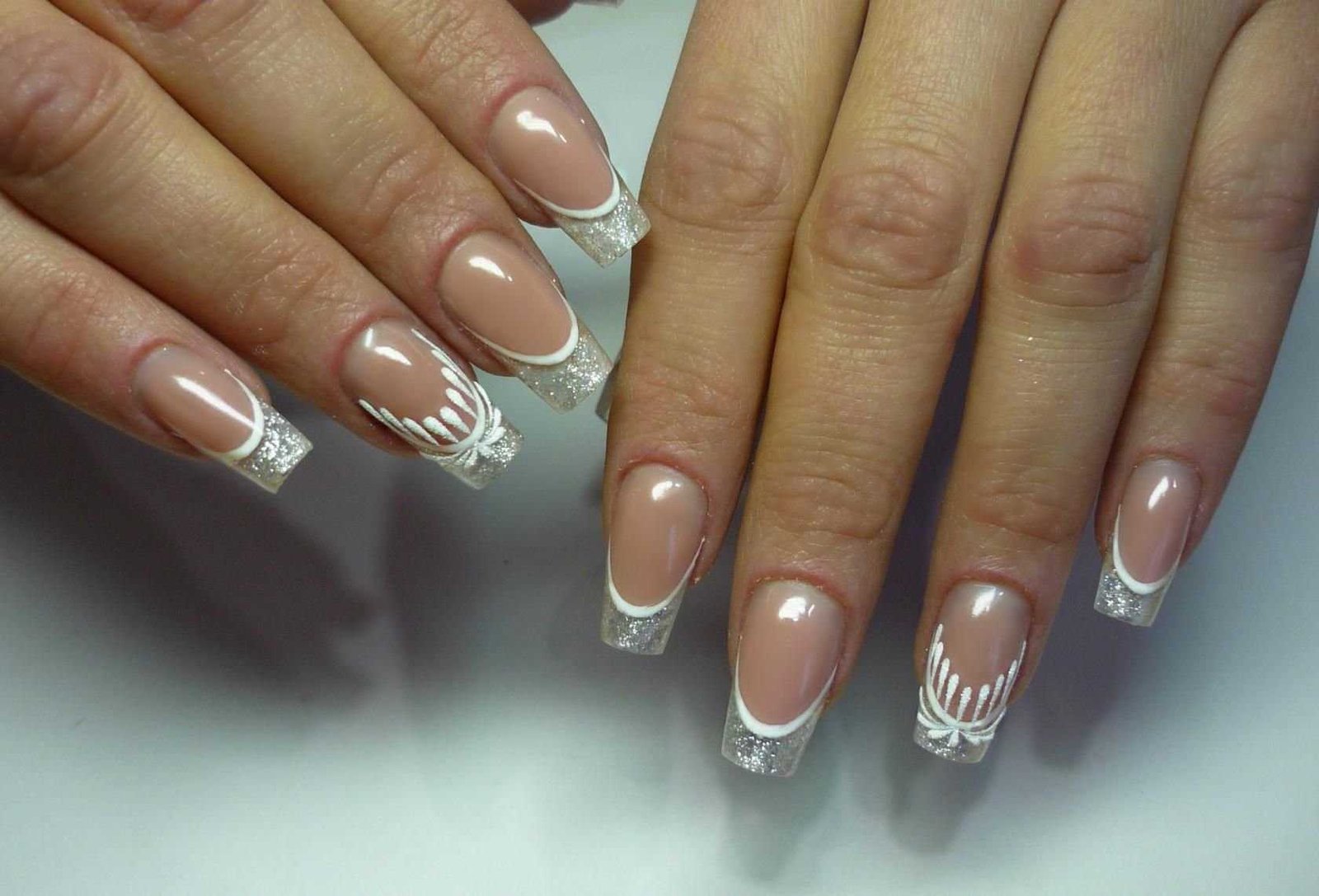 Работа с мастером: как выбрать специалиста по белому френчу