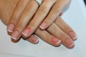 Классический маникюр на короткие ногти в Ташкенте