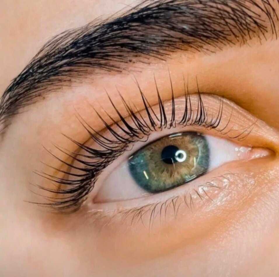 Сравнение ламинирования и наращивания ресниц