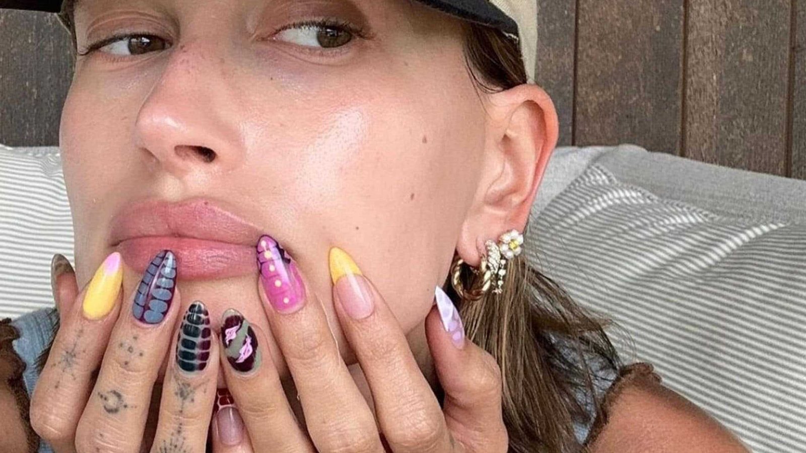 Популярные цвета и дизайны маникюра Хейли Бибер