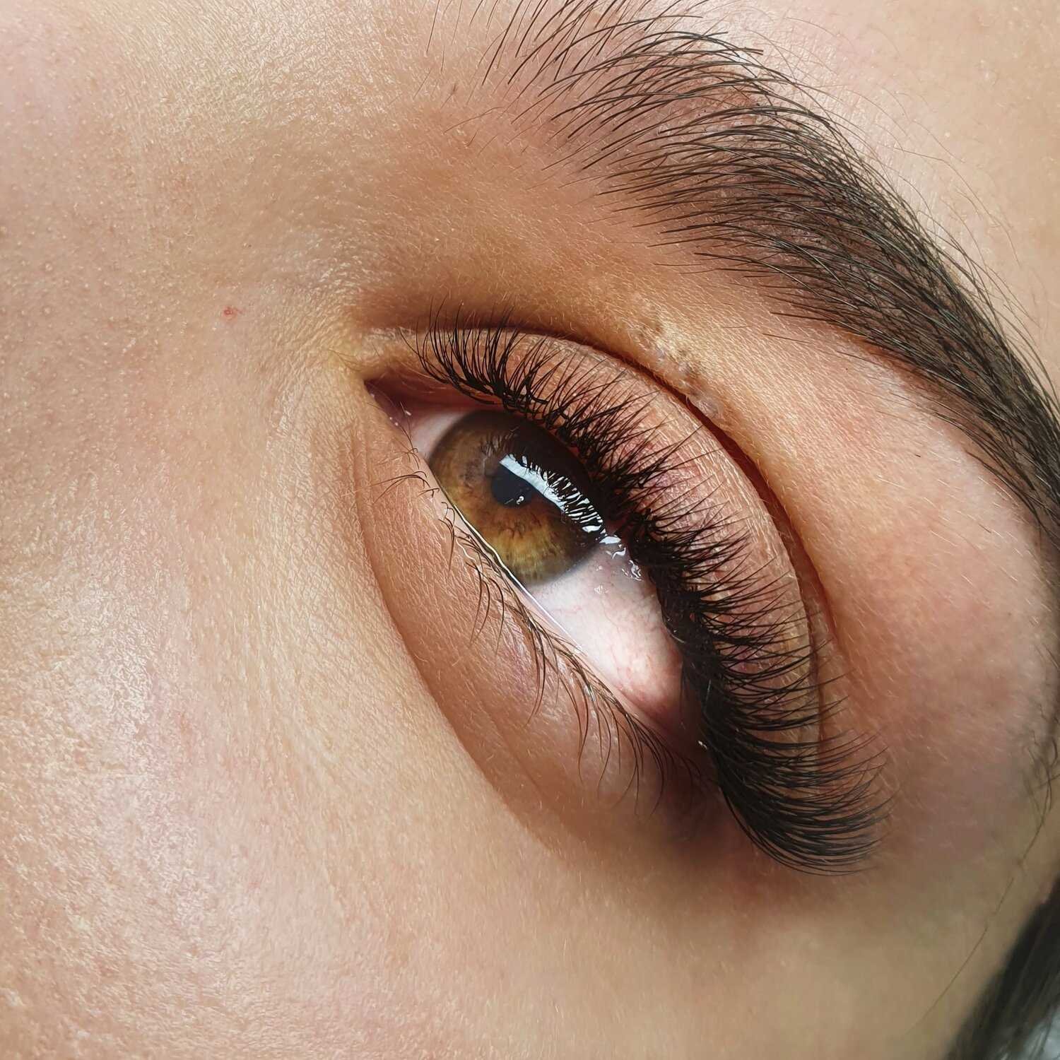 Преимущества коричневых ресниц по сравнению с черными