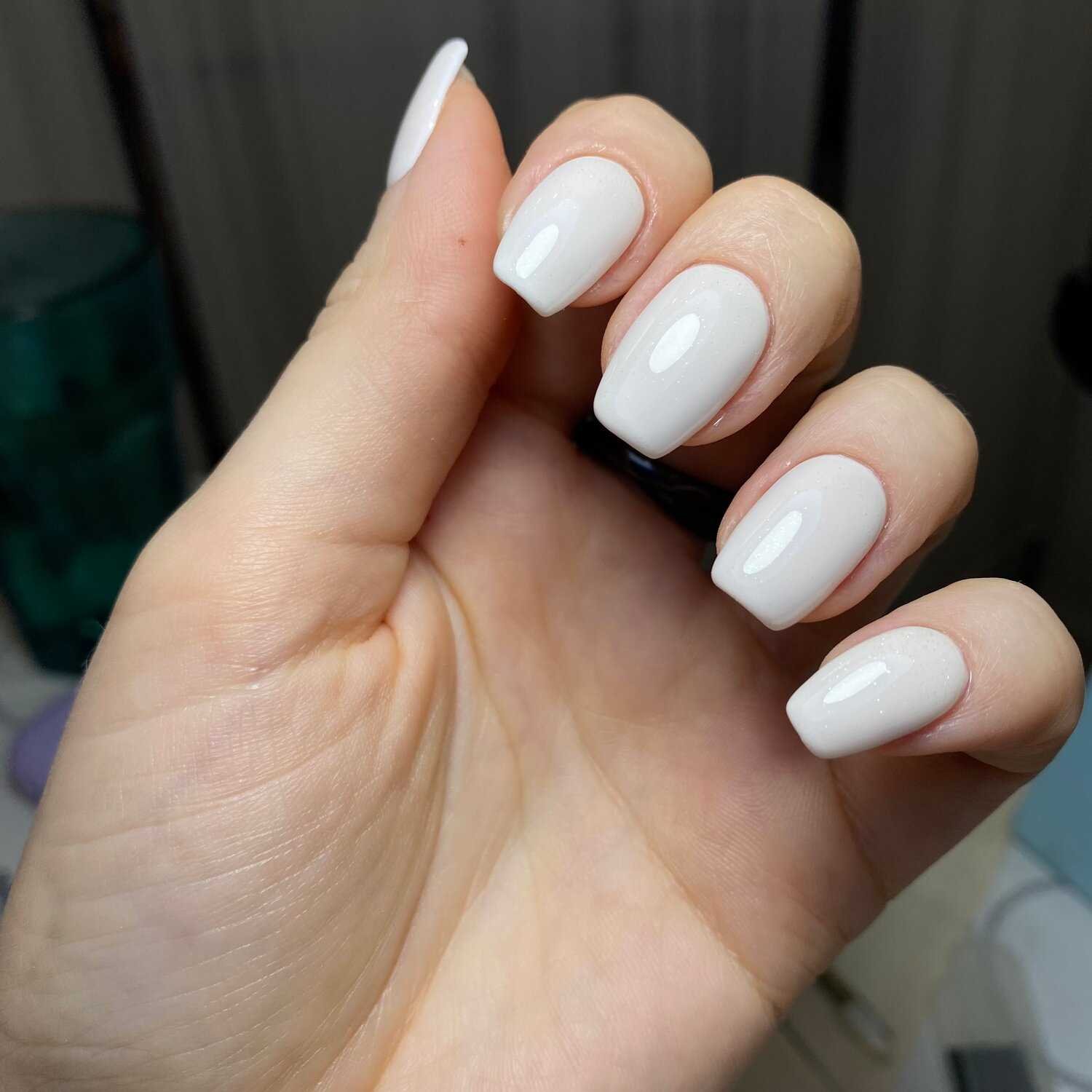 Как выбрать мастера для маникюра с молочной базой