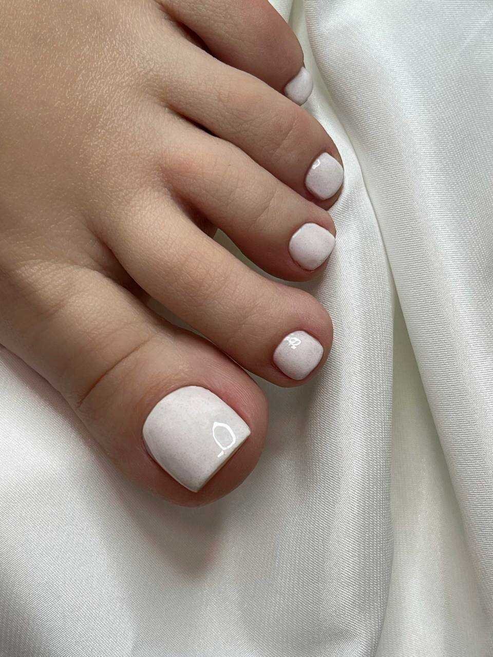 Сравнение цен на молочный педикюр в салонах города