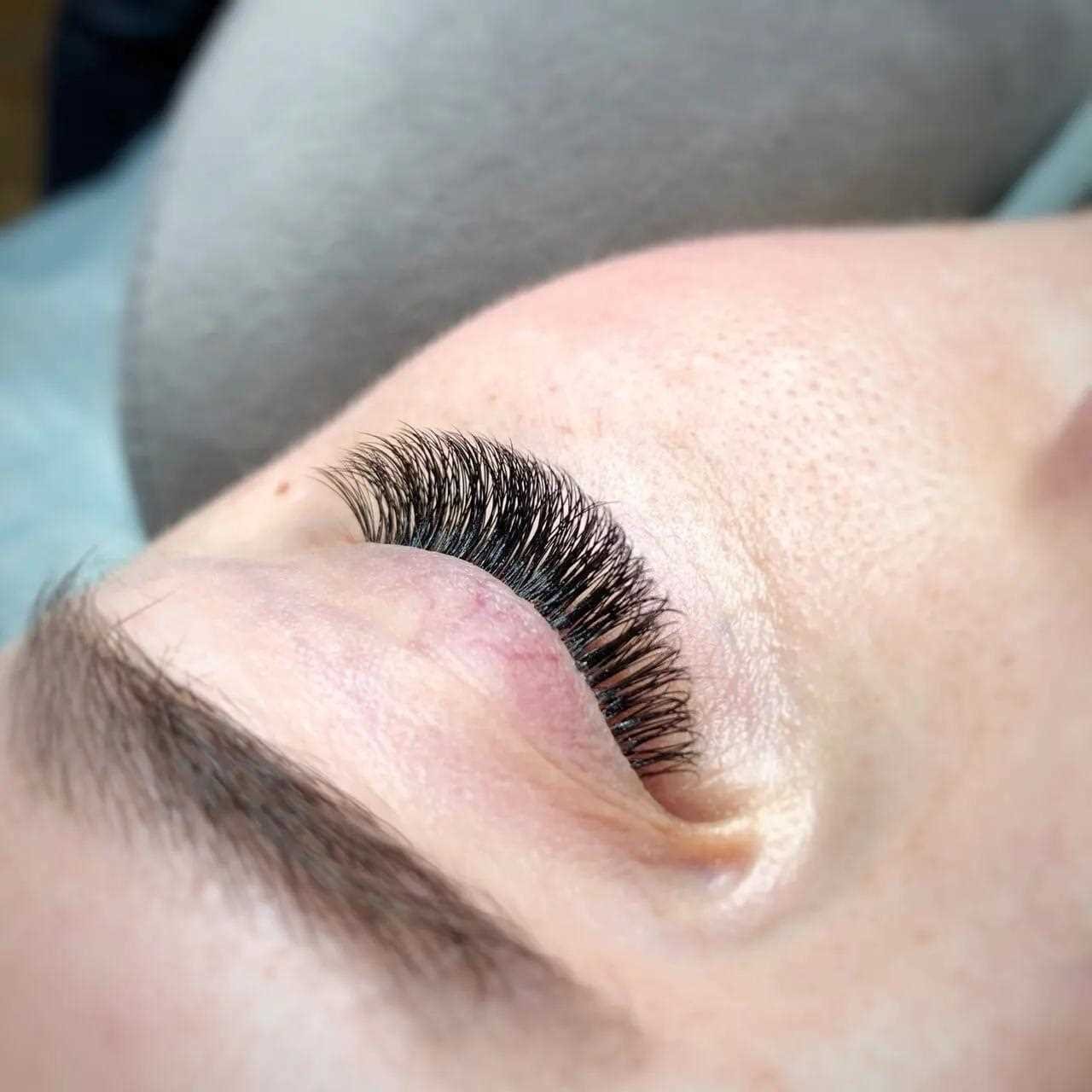 Сравнение пучкового и классического наращивания ресниц