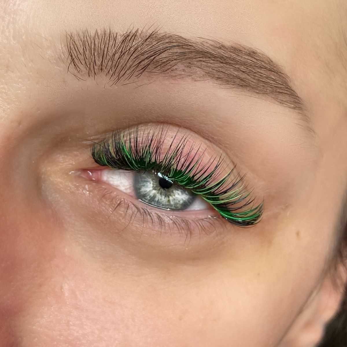 Сравнение натуральных и искусственных ресниц с зелеными вставками