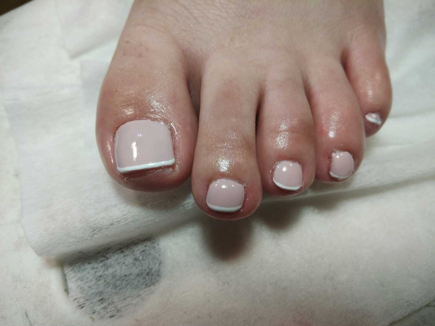 Уход за светлым педикюром: советы и рекомендации