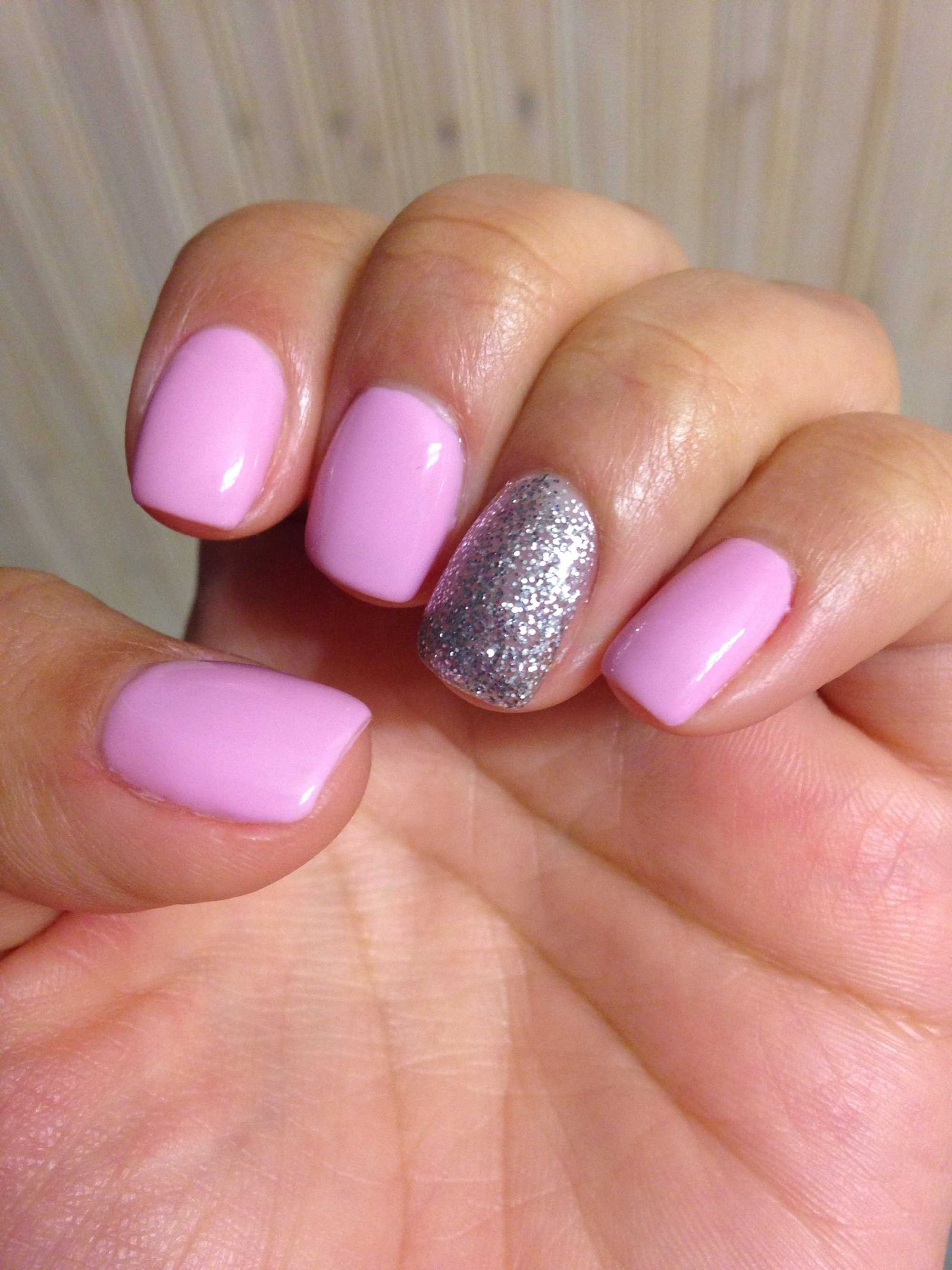 Советы по уходу за холодным розовым маникюром